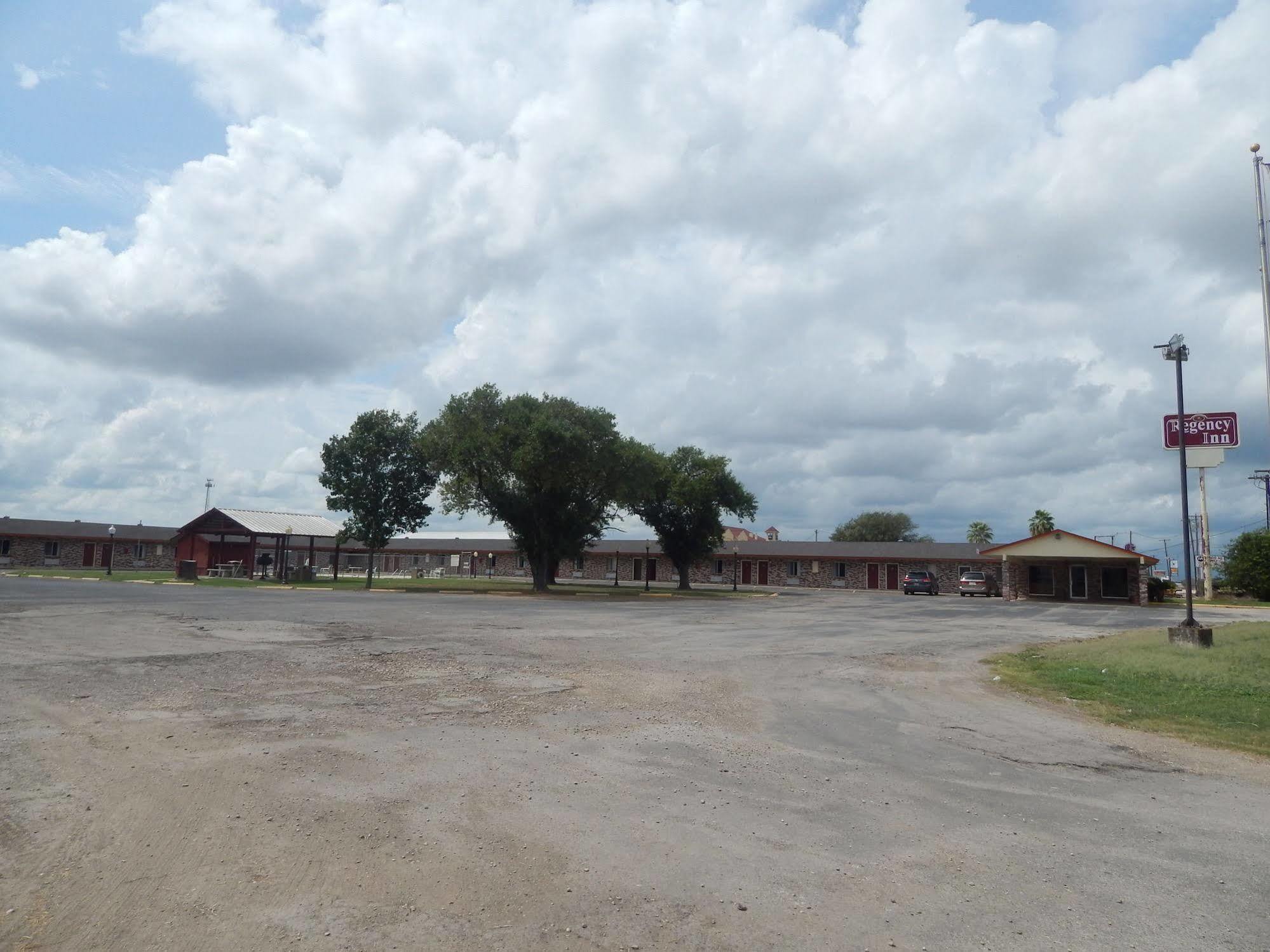 Regency Inn Hondo Exterior foto